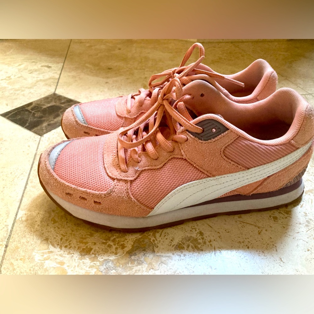 Women puma sneakers size 8, pink color.